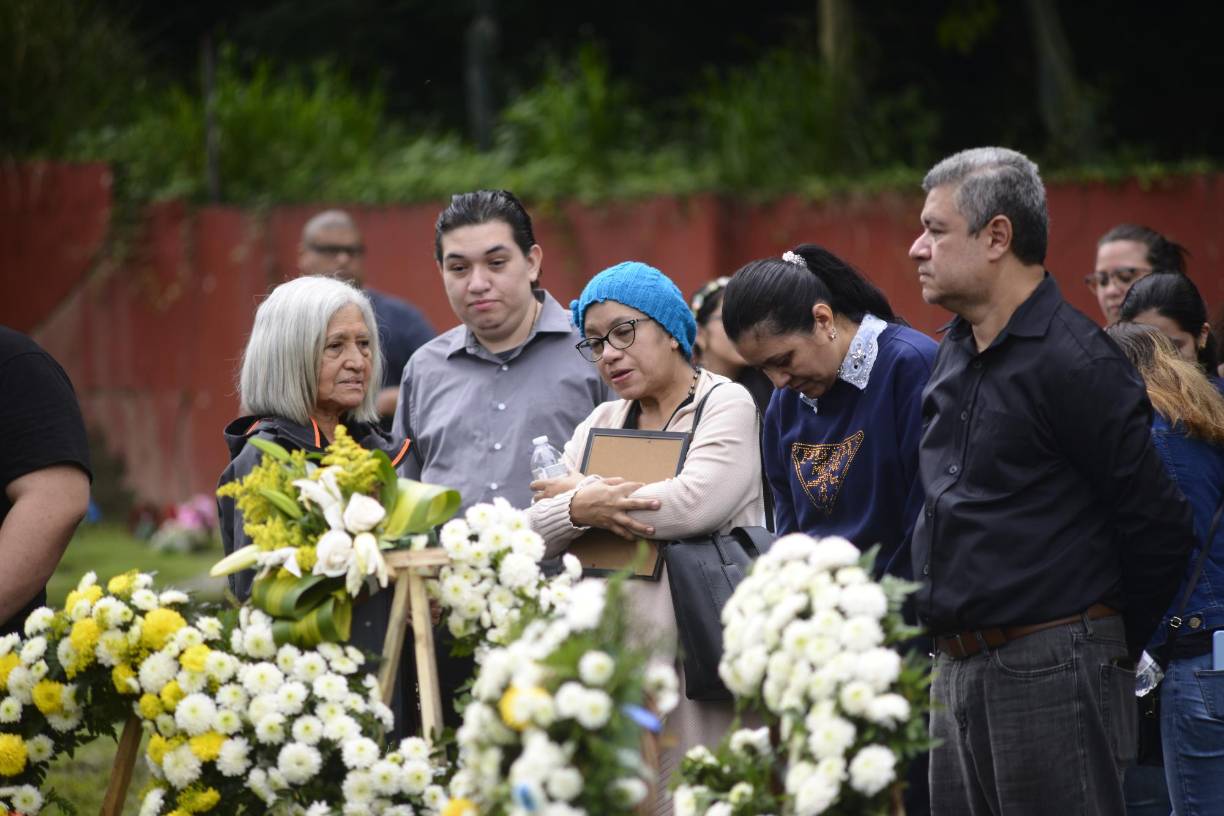 Karina Perdomo de Peraza, su viuda, desolada tras despedirse de su amado esposo. 