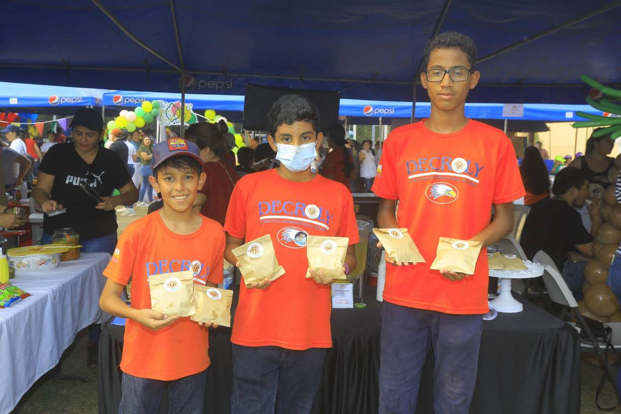 Los niños de séptimo ofrecieron venta de galletas con su emprendimiento “Cookies of all”.