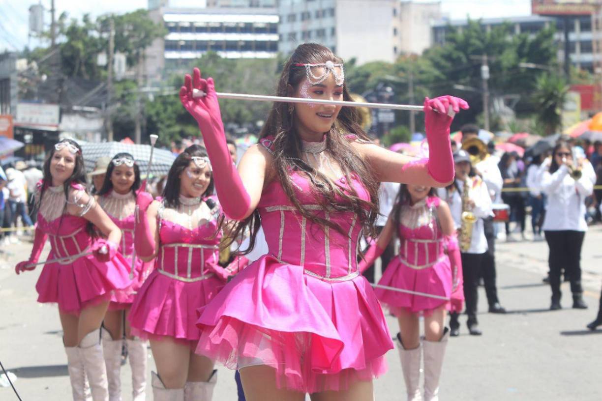 Sus coloridos trajes rosados las hicieron ver como auténticas barbies. 