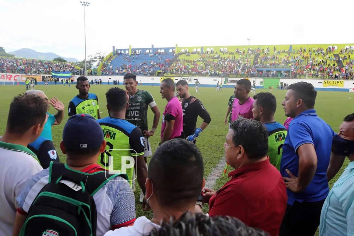 El árbitro Melvin Matamoros tuvo que detener el partido por la agresión a su asistente. 