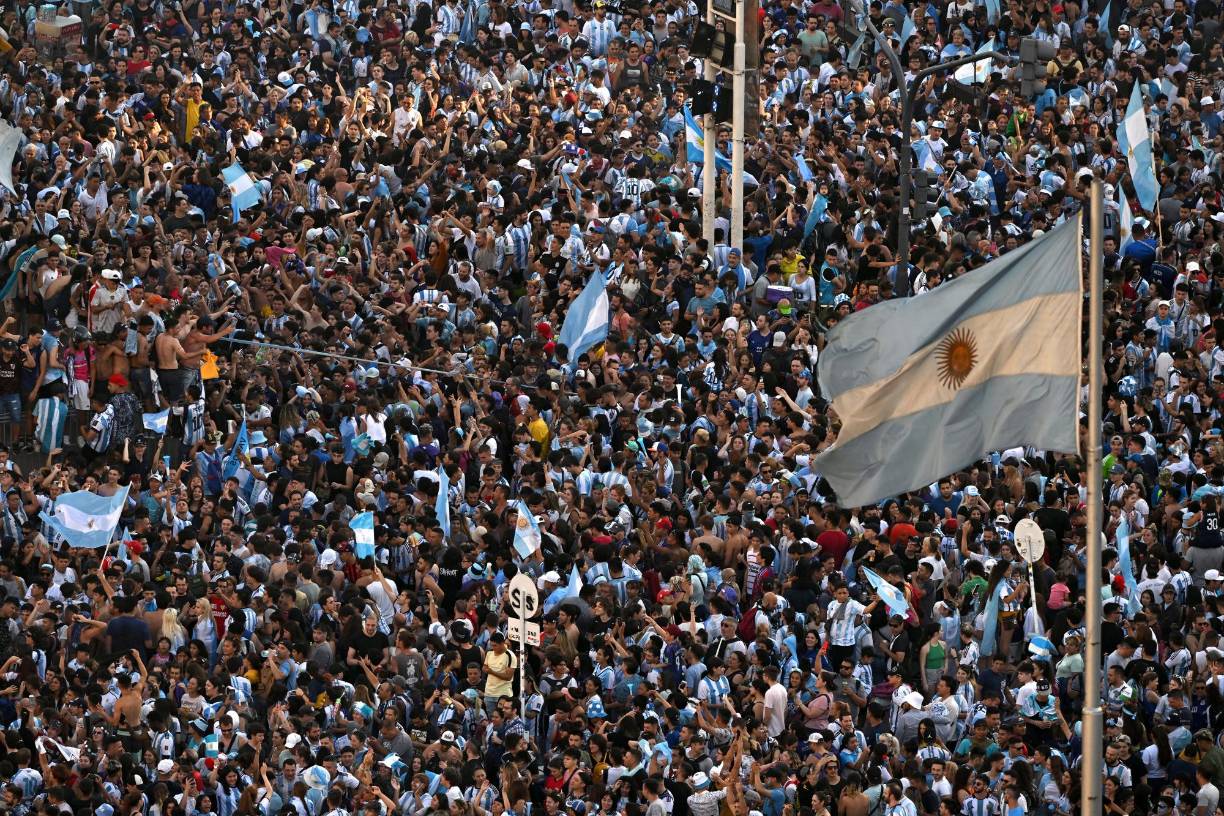 Cientos de personas fueron llegando al Obelisco para darle forma a la multitud que celebra el pase a la final del Mundial.