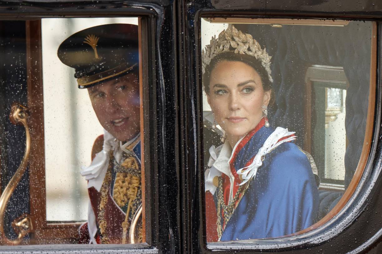William y Kate se llevaron fuertes vítores durante la procesión hacia el Palacio de Bukingham.