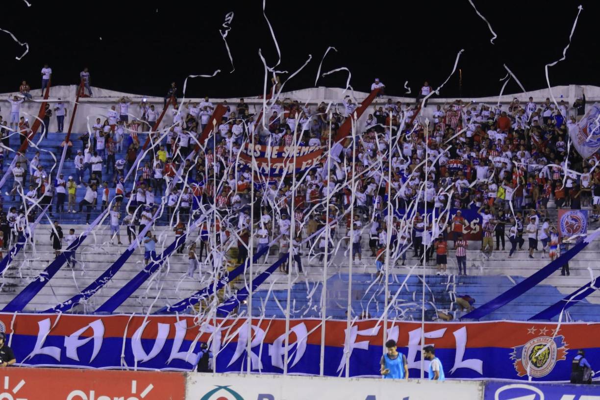 Debido a los hechos violentos ocurridos el pasado jueves en el derbi sampedrano y que dejó como saldo el fallecimiento de la joven Keiry Gricel, el estadio Olímpico no se llenó por completo para el Olimpia vs Motagua.