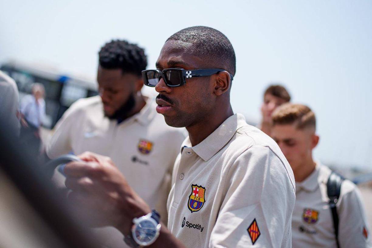 El extremo galo llegó esta misma tarde procedente de París al aeropuerto de El Prat y se trasladó a la ciudad deportiva Joan Gamper para asistir al entrenamiento convocado por el entrenador barcelonista Xavi Hernández, quien tras la gira estadounidense dio descanso a su plantilla hasta este domingo.