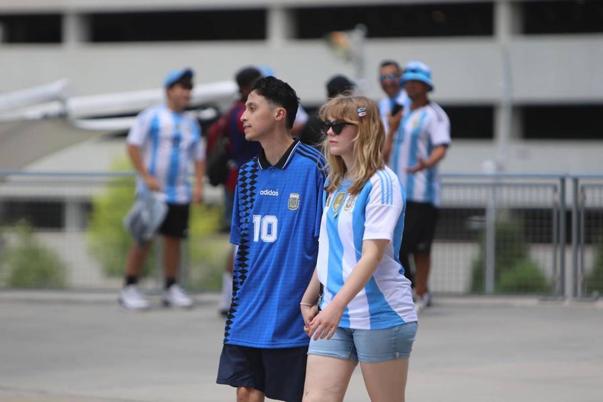 Algunos aficionados argentinos llegaron en pareja para apoyar juntos a la campeona del mundo.