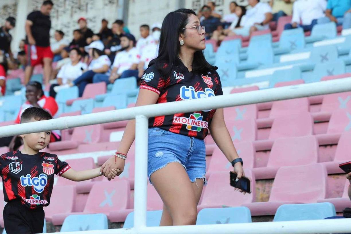 Esta guapa madre y aficionada del Vida asistió al estadio Ceibeño con su hijo para apoyar al equipo cocotero en el partido contra el Olimpia.