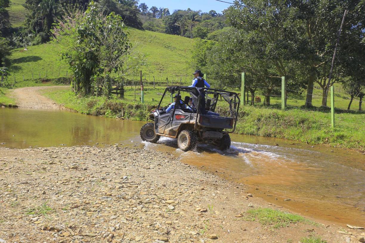 Cerca de la entrada de la aduana está estacionado un jeep para montaña. Un oficial instruye a subordinados que vayan a Guatemala y lo carguen de combustible. Casi una hora después el equipo de la PRENSA Premium parte hacia un par de rutas clandestinas. 