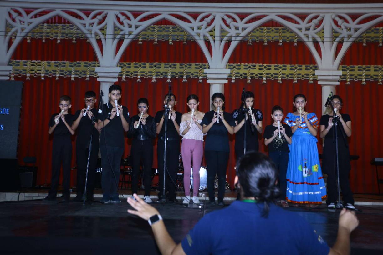 Los alumnos de sexto y séptimo grado ejecutaron en flauta la canción “Minuet”.