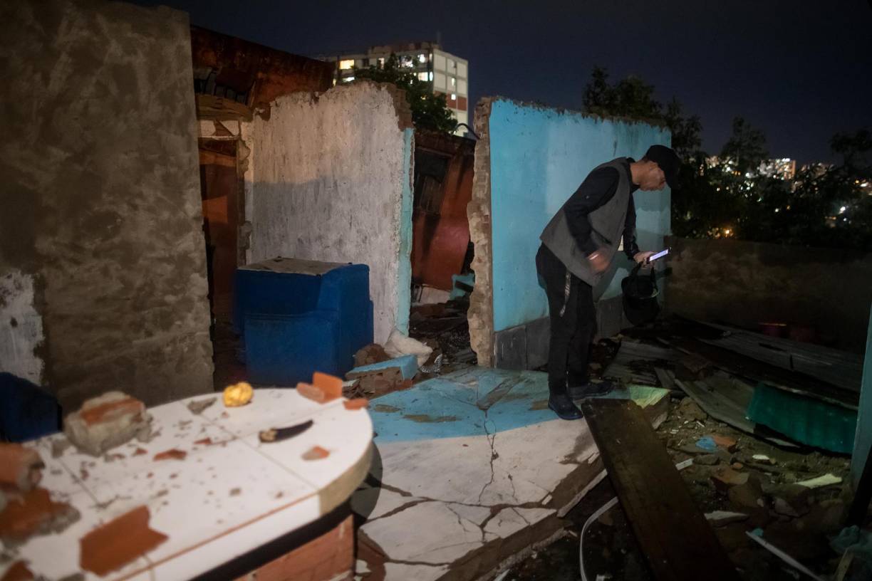 Las fuertes lluvias también causaron desbordamientos de varias quebradas en zonas del estado Miranda (norte) cerca de la capital, donde arrastraron vehículos, inundaron vías y causaron deslizamientos de tierra en una carretera que conecta estos sectores con Caracas.