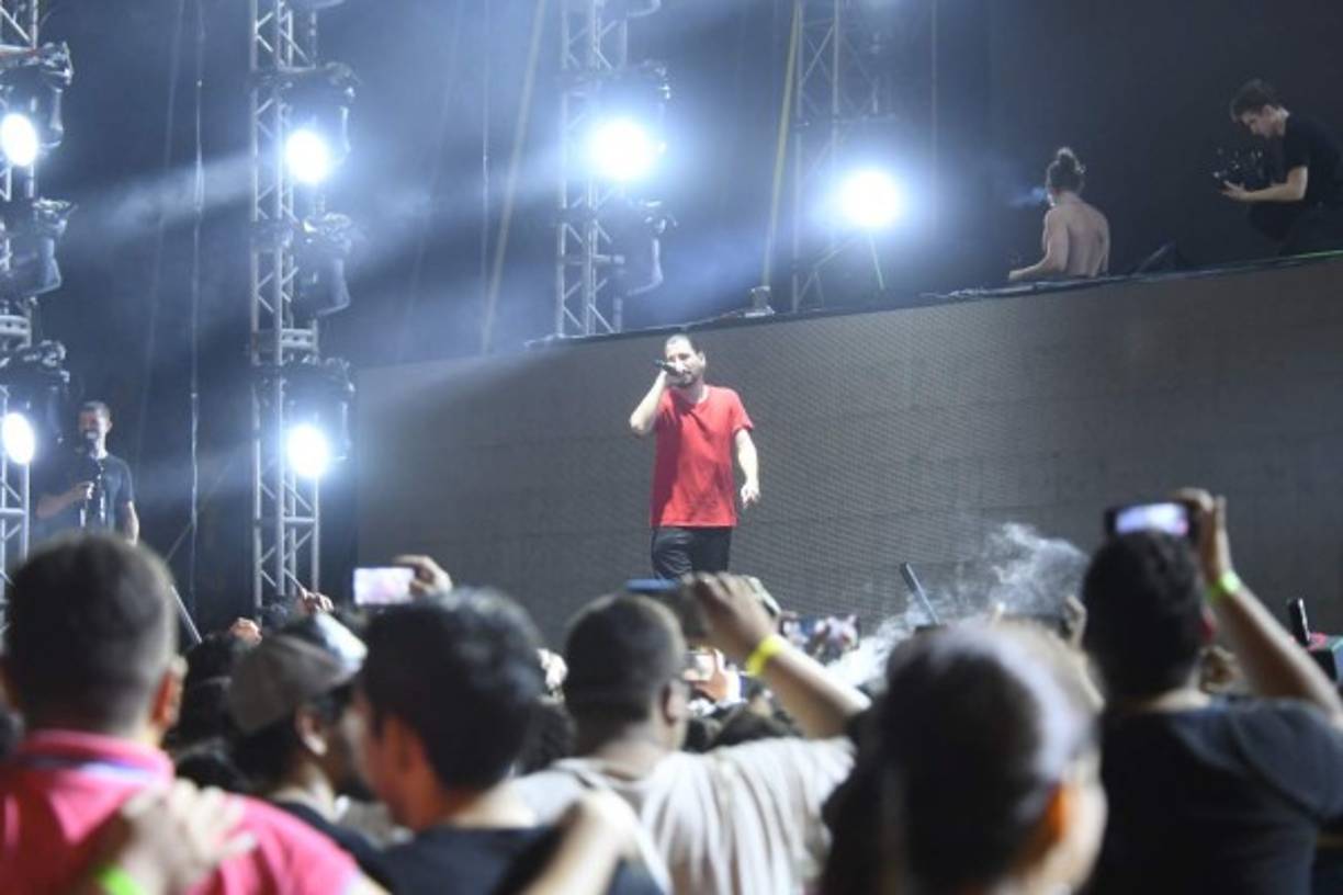 Su presentación arrancó a eso de las 12:00 de la madrugada, antes cuatro DJ's habían encendido el ambiente.