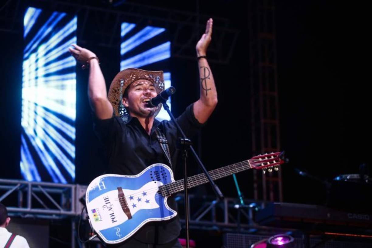 El cantante hondureño Polache estuvo al inicio del homenaje a Jorge Gómez.