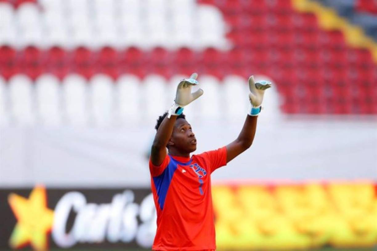 Alex Güity en el momento que le daba las gracias al Divino Creador tras el pitazo final y cumplir el objetivo de la clasificación a los Juegos Olímpicos. Foto EFE.