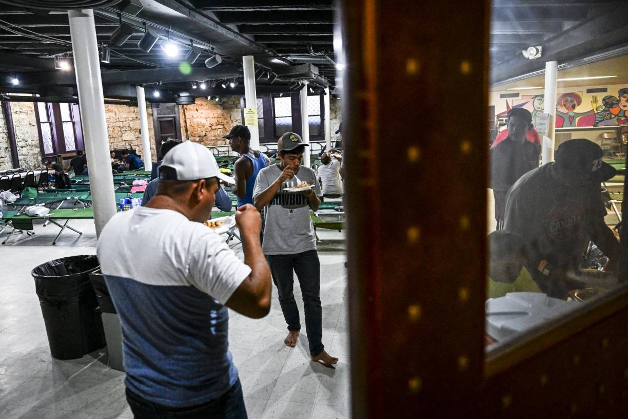 “El camino ha sido muy duro. Me han asaltado, he pedido de comer en la calle y me lo han negado. He pasado frío, lluvia y he dormido en el monte”, recuerda sobre su viaje desde Honduras. “Todo eso me ha costado mucho y no tengo apoyo para ir adonde voy”, añade Hernández, que entró a Estados Unidos cruzando el río Grande para evitar a la patrulla fronteriza. 