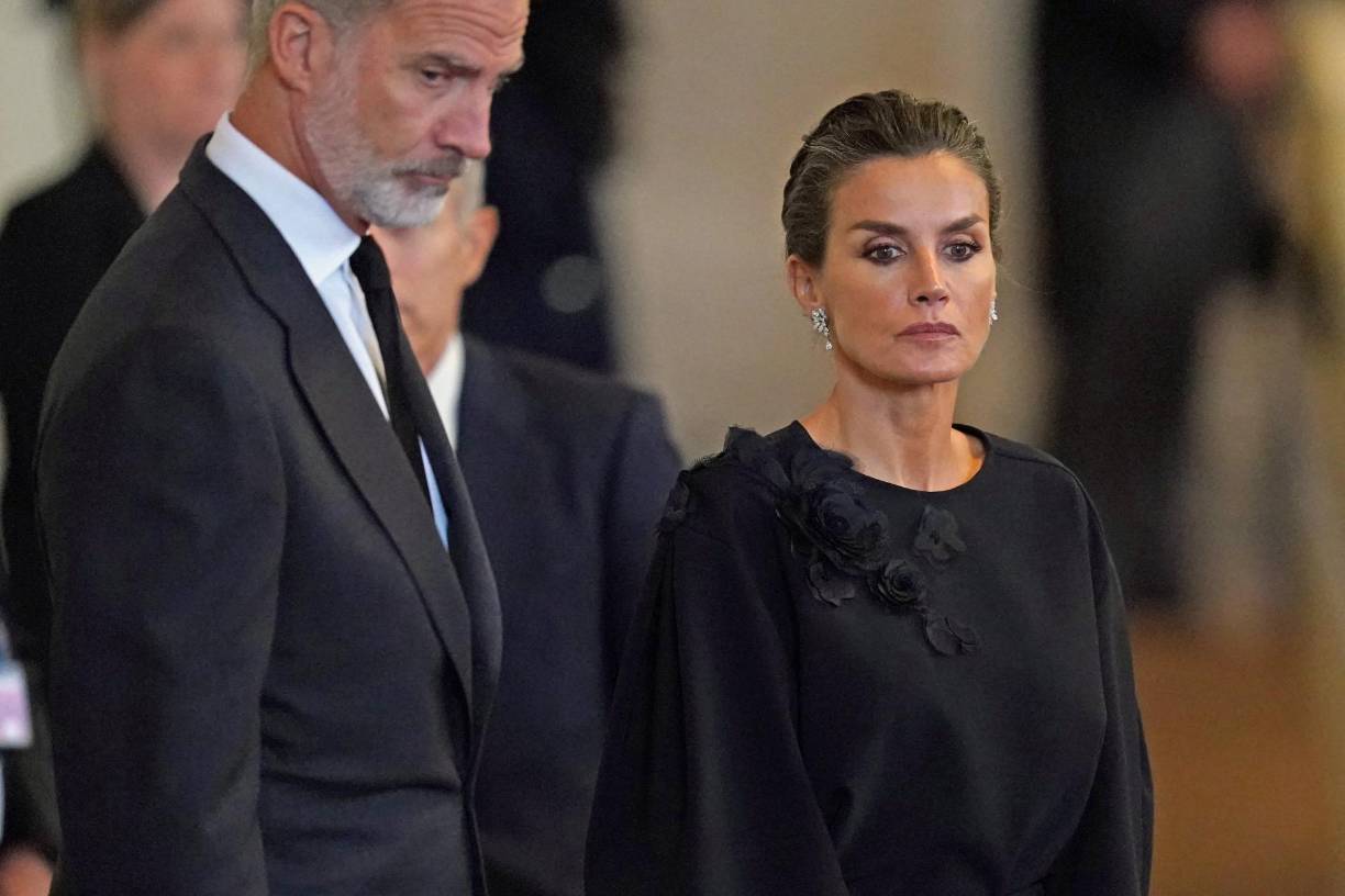 Los reyes de España, Felipe y Letizia, fueron los primeros en visitar la capilla ardiente con los restos mortales de la monarca Isabel II en el Palacio de Westminster, sede del Parlamento británico.