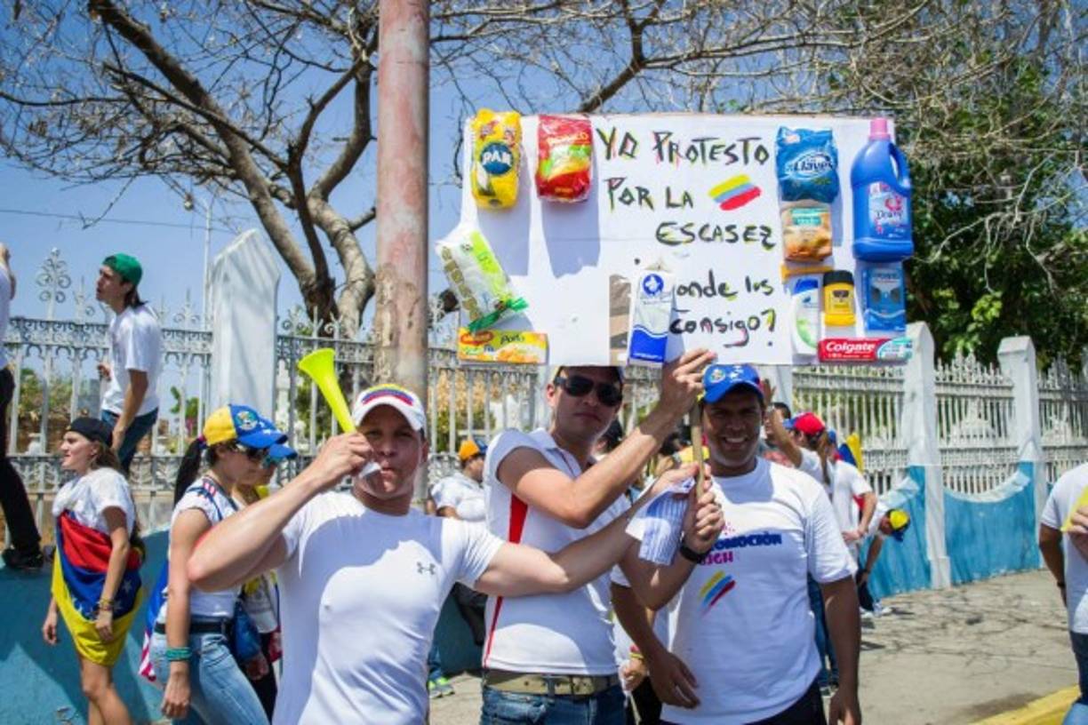 Los jóvenes venezolanos han utilizado su creatividad para exponer las carencias en su país a causa de la escasez.