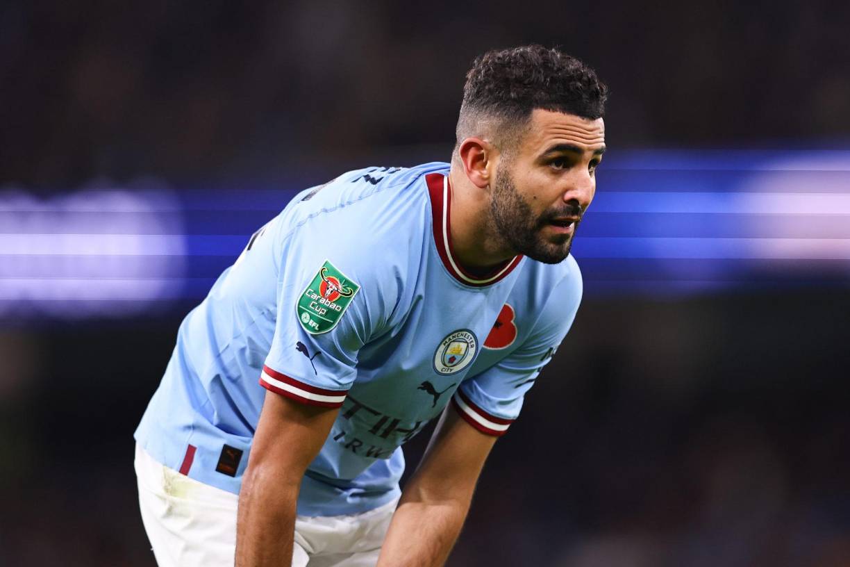 Riyad Mahrez - El argelino del Manchester City se suma a los nombres que suenan para llegar a Arabia Saudita. Según cuenta el periodista James Benge, el presidente del Al-Ahli estaría en Londres para negociar el fichaje del extremo derecho por el club saudí. Tiene contrato en vigor con los ‘citizens’ hasta 2025.