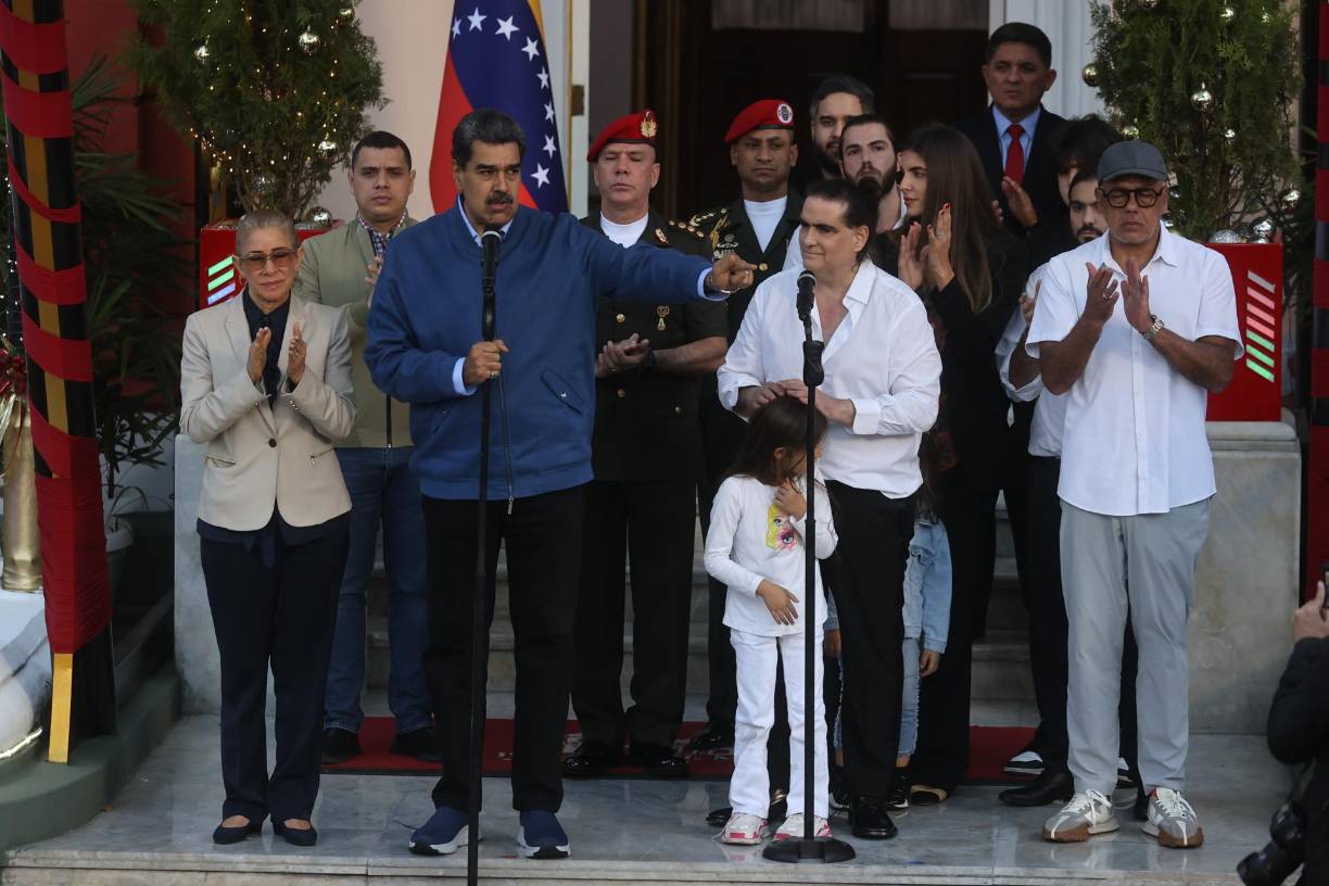 Saab, nacido en Barranquilla (Colombia) y de origen libanés, tenía relación con varias empresas, entre ellas Group Grand Limited (GGL), acusada de suministrar con sobreprecios al Gobierno de Maduro alimentos y víveres para los gubernamentales Comités Locales de Abastecimiento y Producción. 