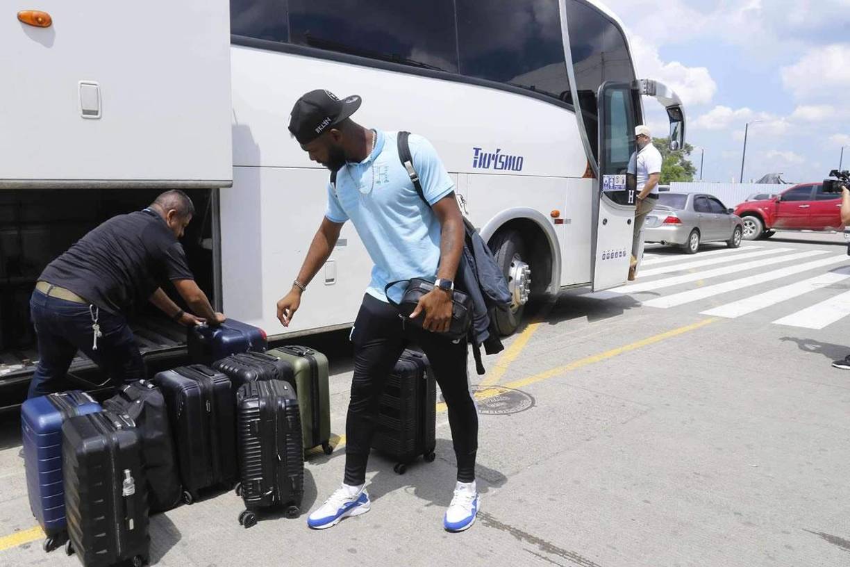 Jorge Benguché tomando su maleta para entrar a la termina aérea sampedrana.
