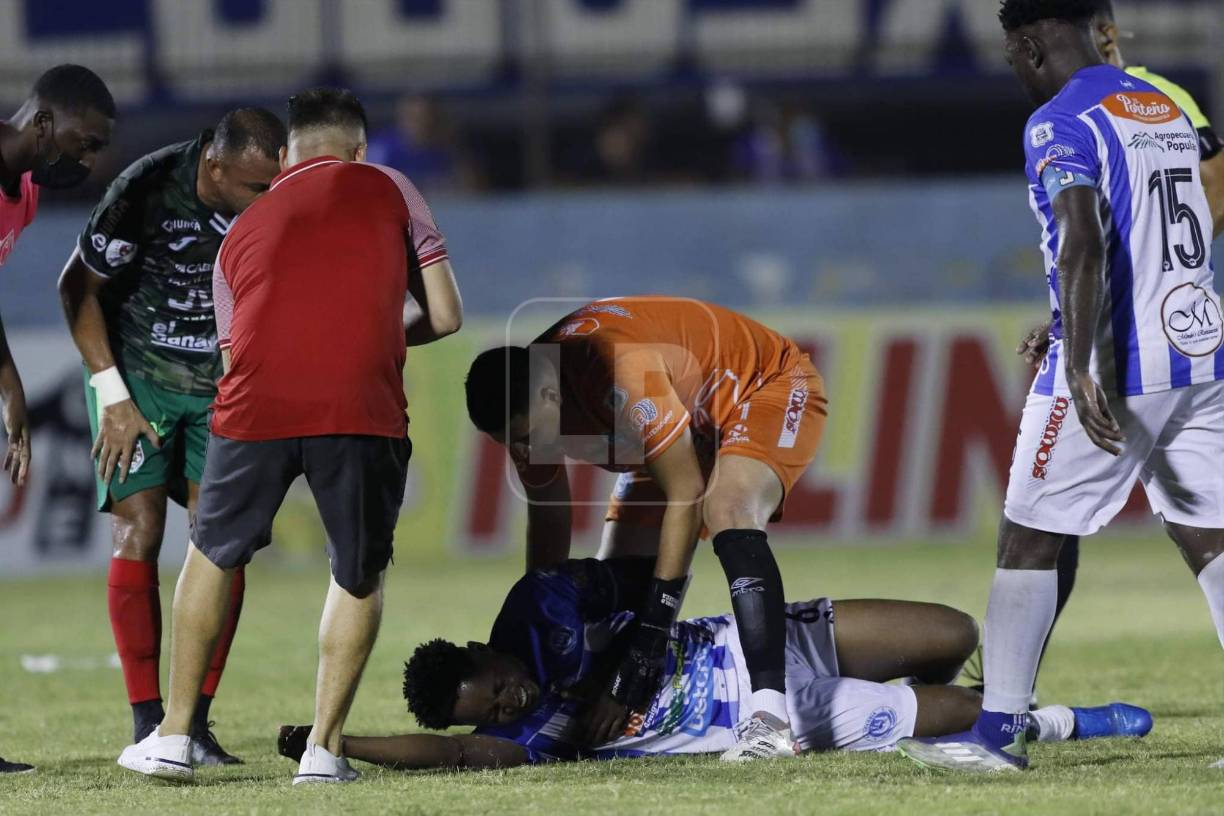 En la recta final del juego se vivieron algunos minutos de angustia ya que el futbolista Kenneth Hernández del Victoria cayó desplomado.