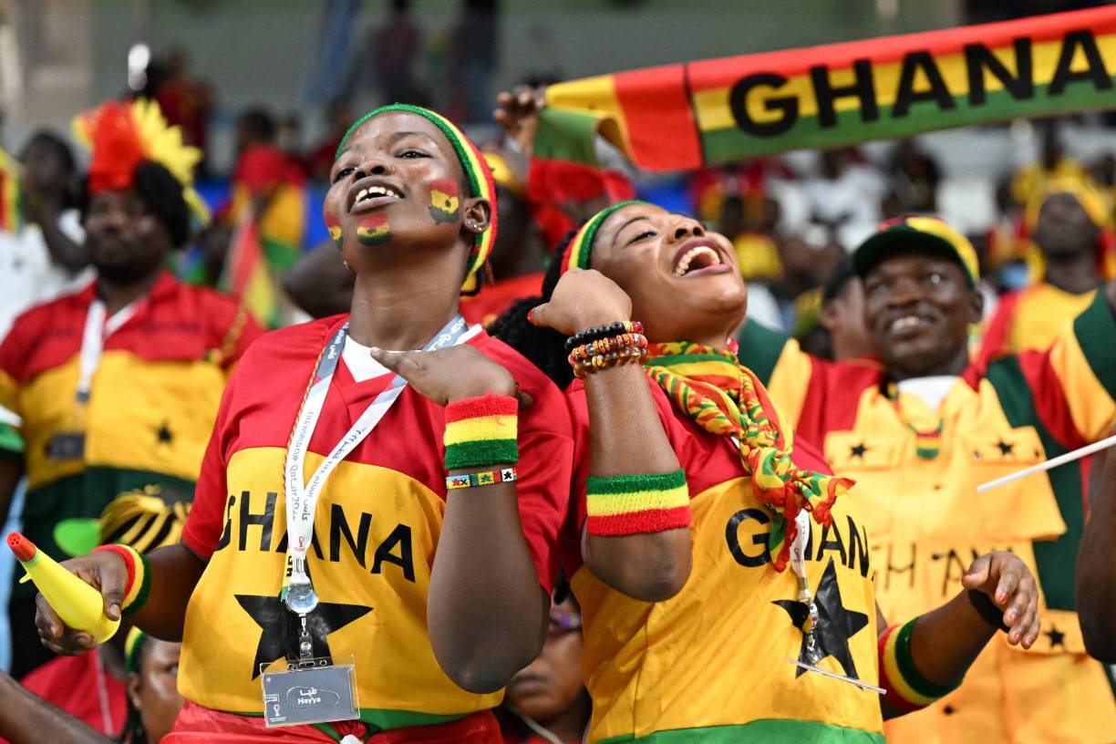 Pero la fiesta la tienen las fanáticas de Ghana dentro del recinto.