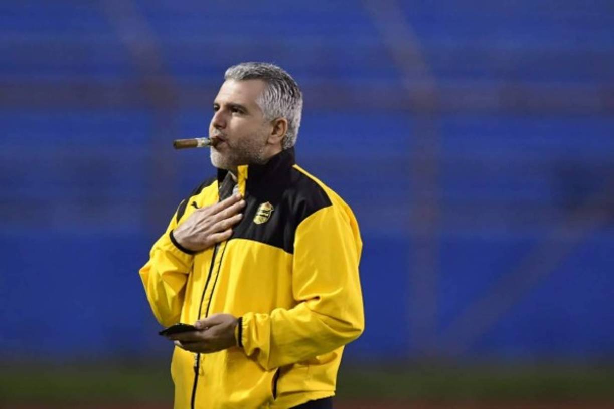 Yaudet Burbara, primo del presidente aurinegro Elías Burbara, estuvo en el estadio Olímpico y se fumó un puro en la previa del juego.