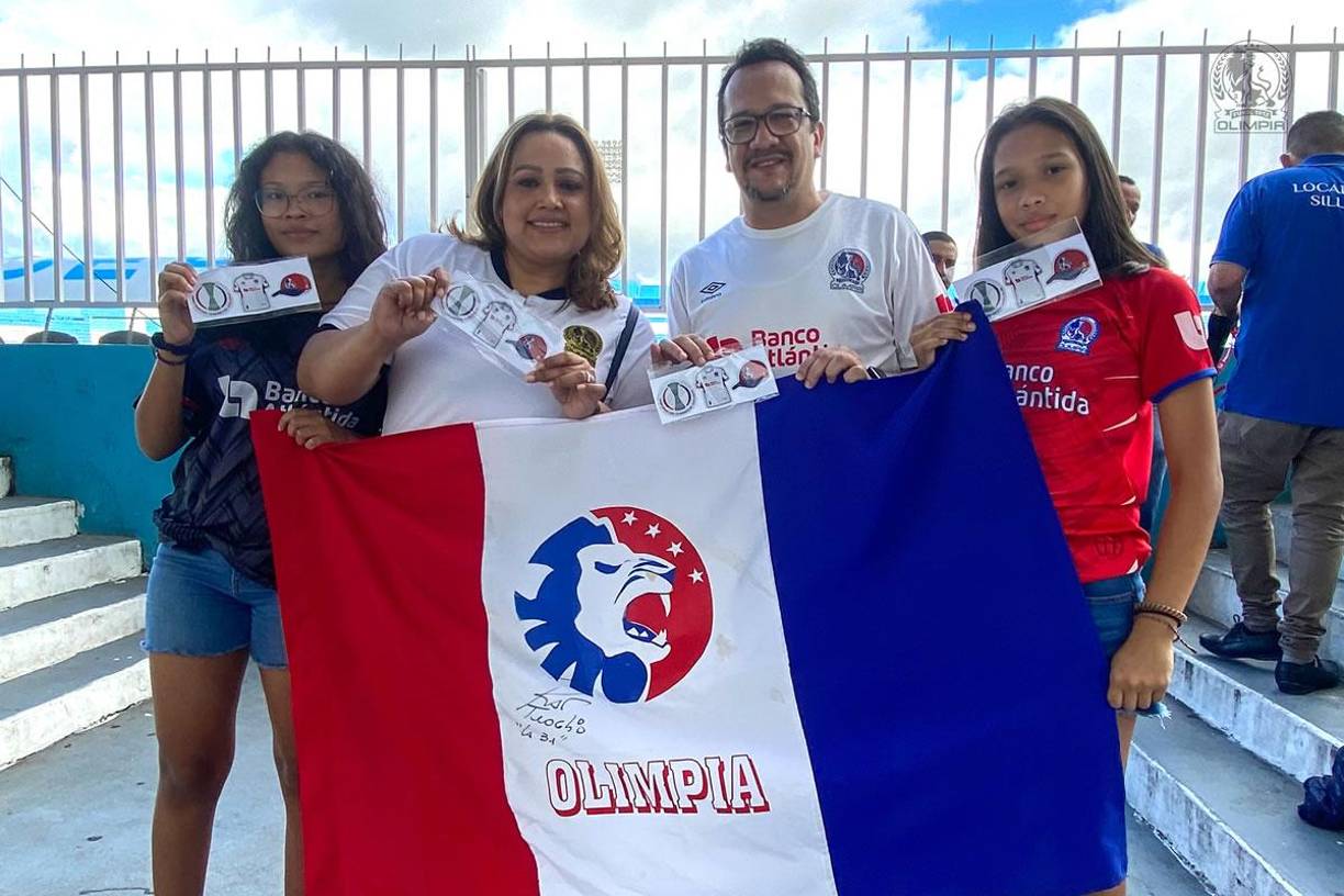 El Olimpia premió a los primeros aficionados que llegaron al estadio Nacional Chelato Uclés con sticker pack.