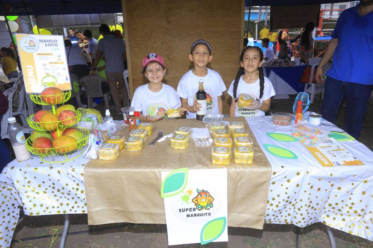 Los pequeñitos de primer grado también están aprendiendo la importancia de emprender un negocio propio y optaron por vender mangos con distintos toppings como ser gomitas, tajín, chile, tiras de colores, entre otros.