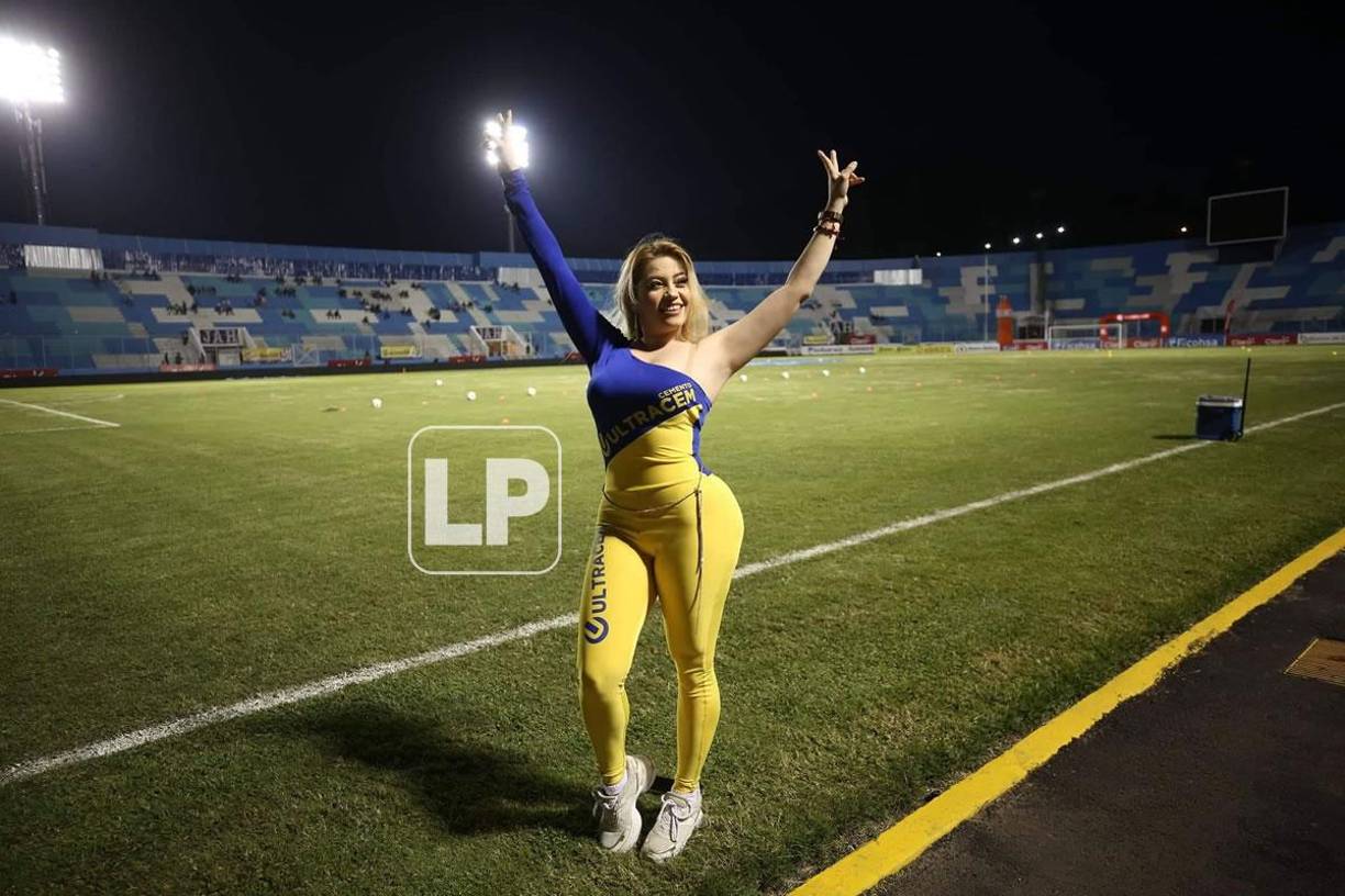 La linda chica robó muchas miradas sobre la cancha del estadio Nacional Chelato Uclés.