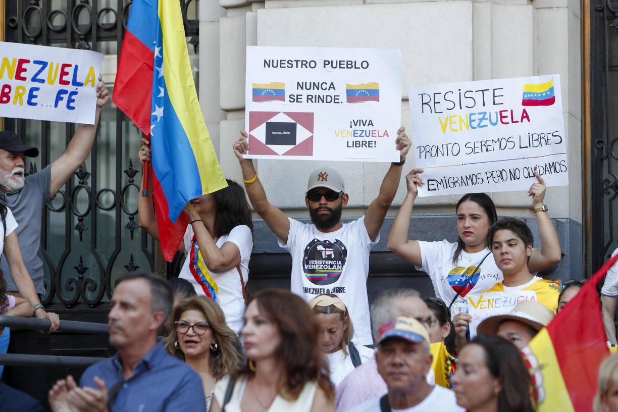 También salieron a la calle miles de personas en las principales ciudades del país, en respuesta a la petición de Machado y González Urrutia, quienes instaron a los venezolanos a asistir acompañados de sus familiares, con la enseña nacional y las actas, que -asegura el antichavismo- avalan su victoria en las presidenciales. 