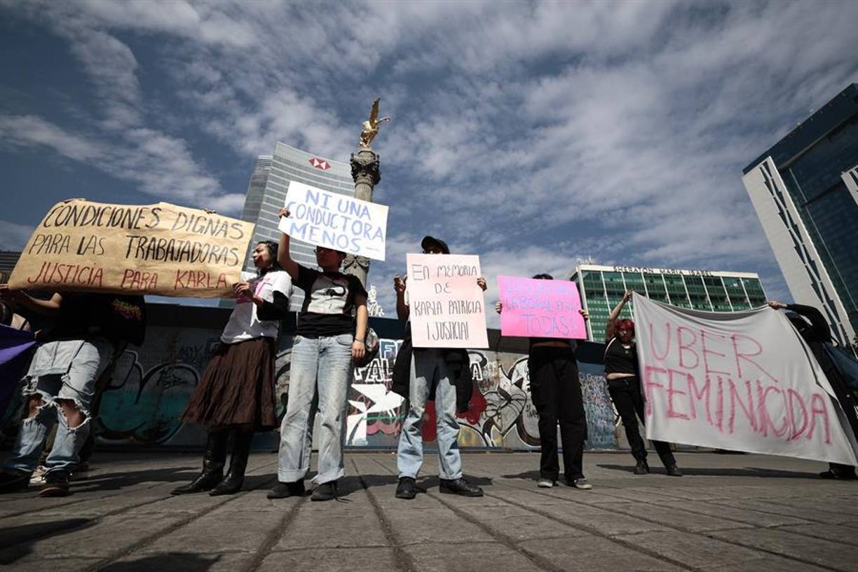 Los inconformes mostraron pancartas con leyendas como ‘Ni una conductora más’ y ‘Condiciones dignas para las trabajadoras’, entre otras, además realizar pintas en las bardas que rodean al monumento del Ángel de la Independencia.