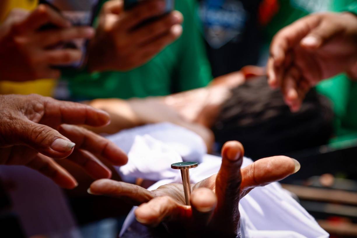 En la época colonial, los religiosos y misioneros españoles aprendían los idiomas locales para transmitir el evangelio y realizar conversiones, aunque en ocasiones el credo católico se mezcló con creencias animistas locales.