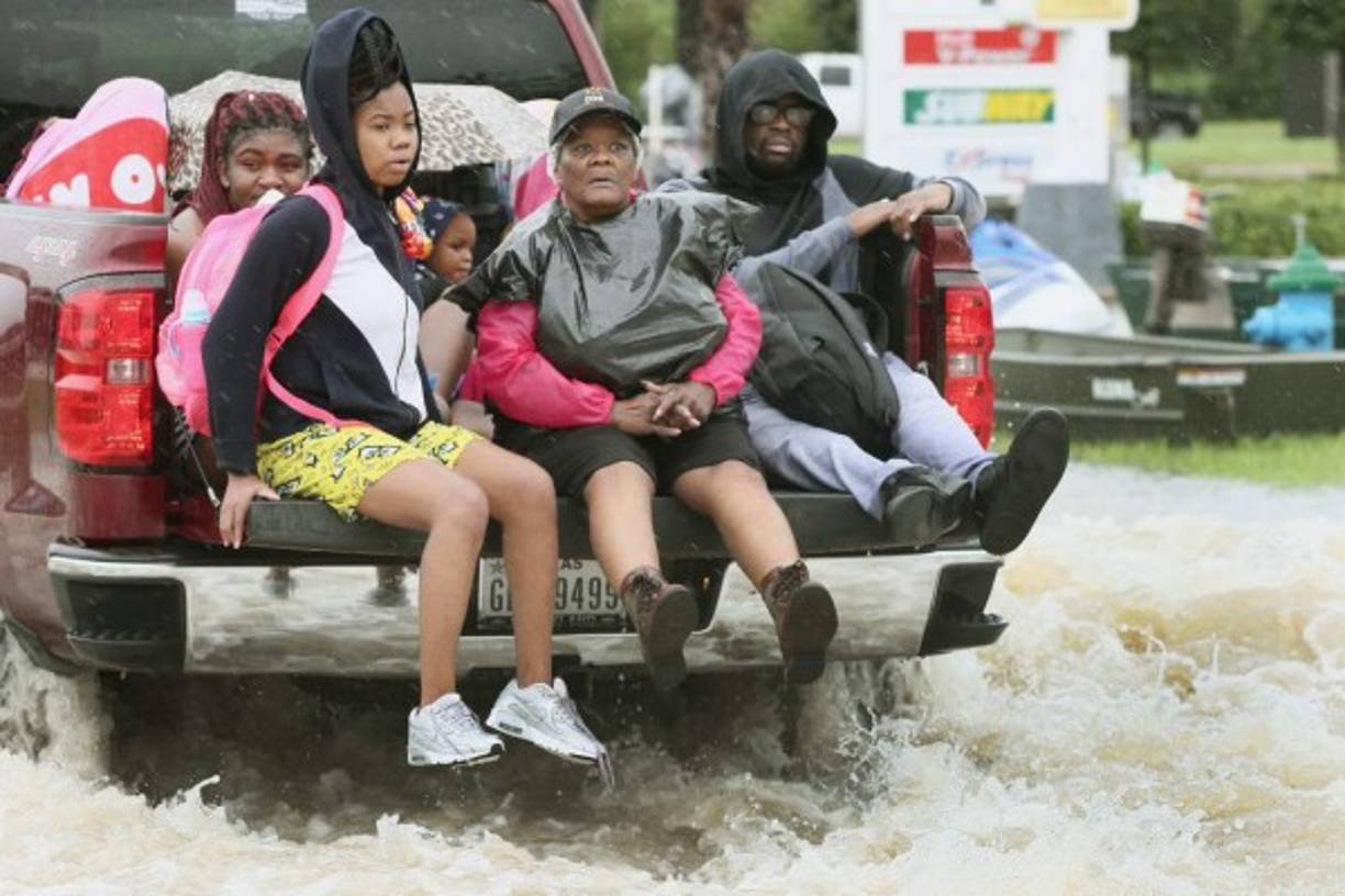 El vicepresidente Mike Pence dijo por su parte que el gobierno federal movilizó 8.000 funcionarios y envió más de 1,2 millones de raciones de comida y un millón de litros de agua.