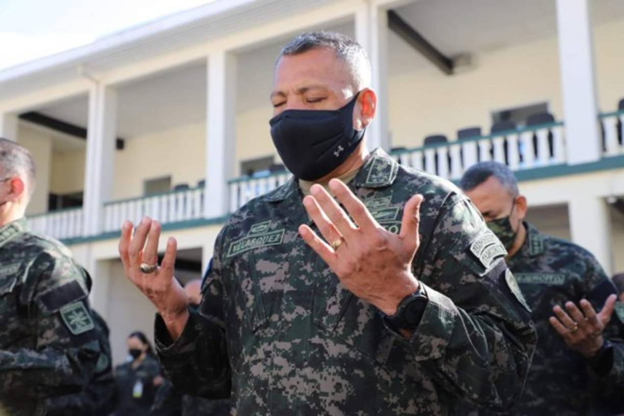 Otros miembros de las FFAA se mostraron dévotos y con mucha fe durante la misa.