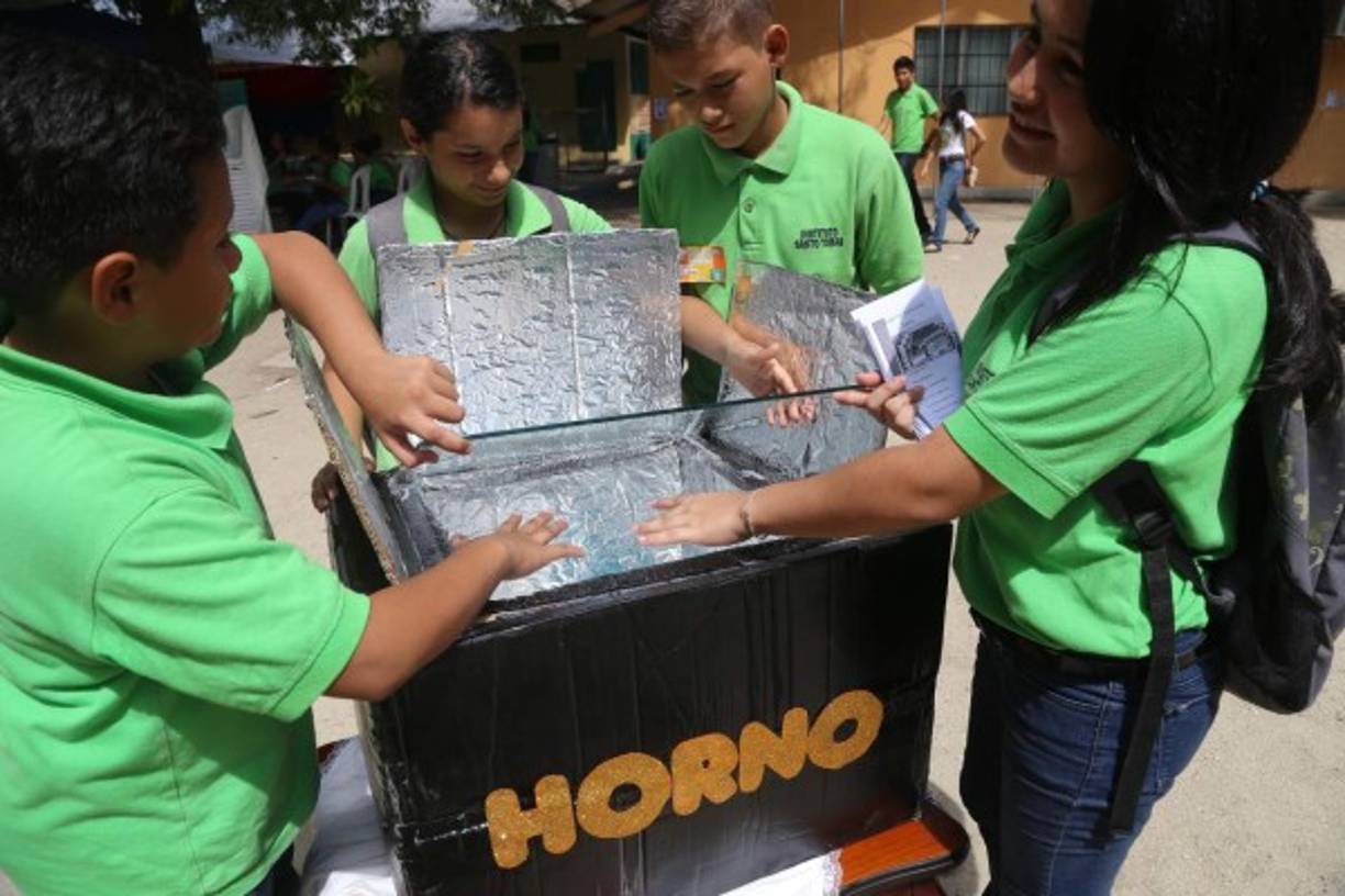 Los chicos de octavo elaboraron el horno solar.