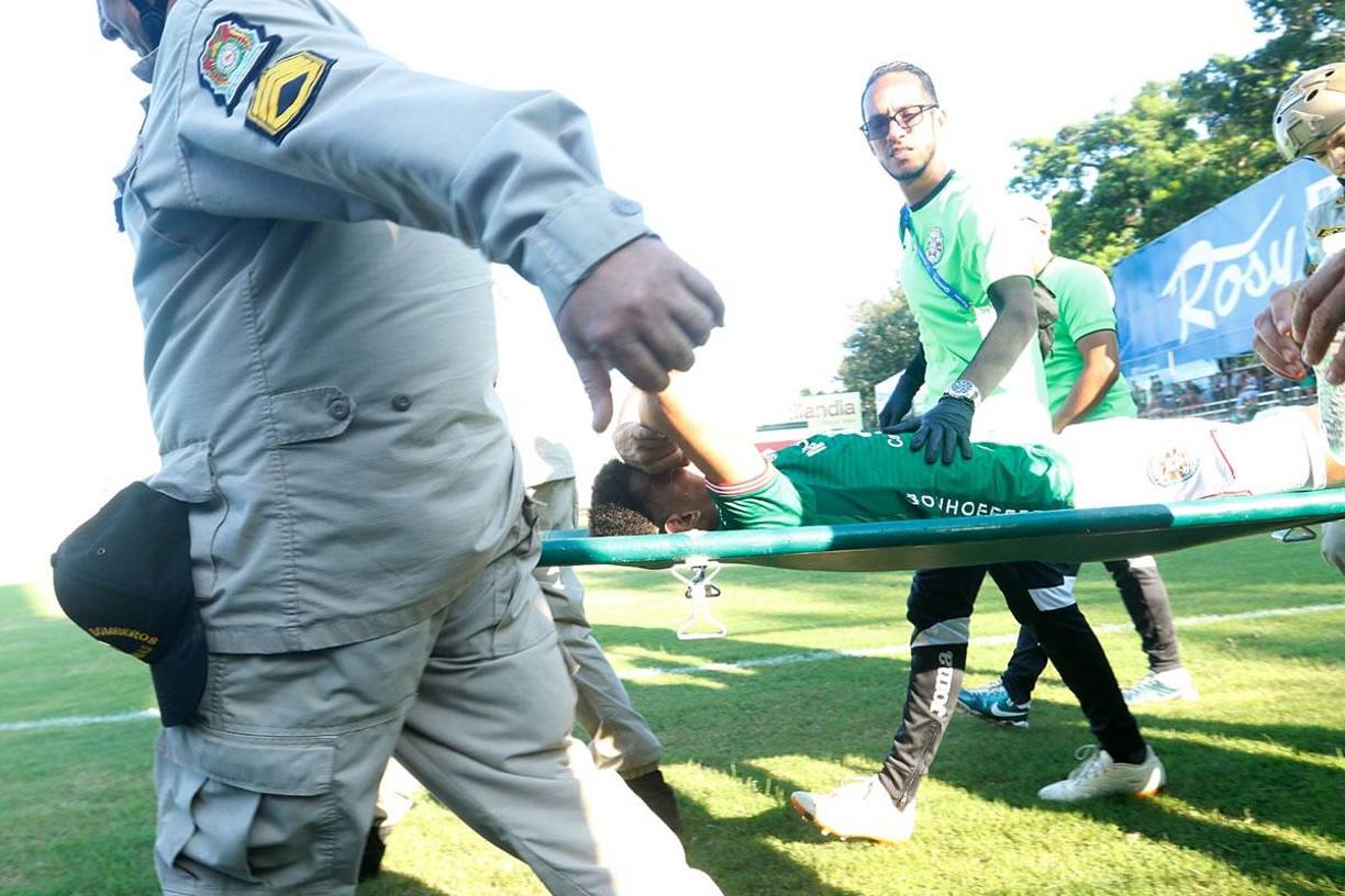 El lateral izquierdo se fue del campo con gestos de dolor y con las manos en el rostro.