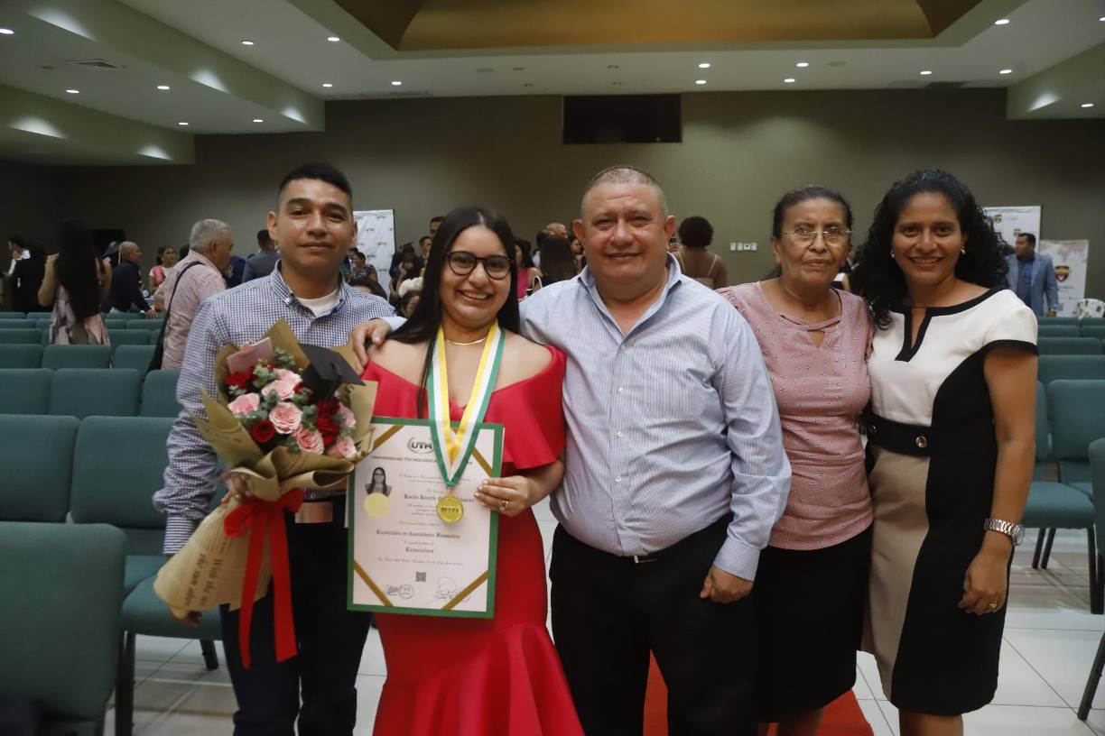 Fredy Guzmán, Karen Castro, Juan Castro, Gloria Álvarez y Wendy Castro