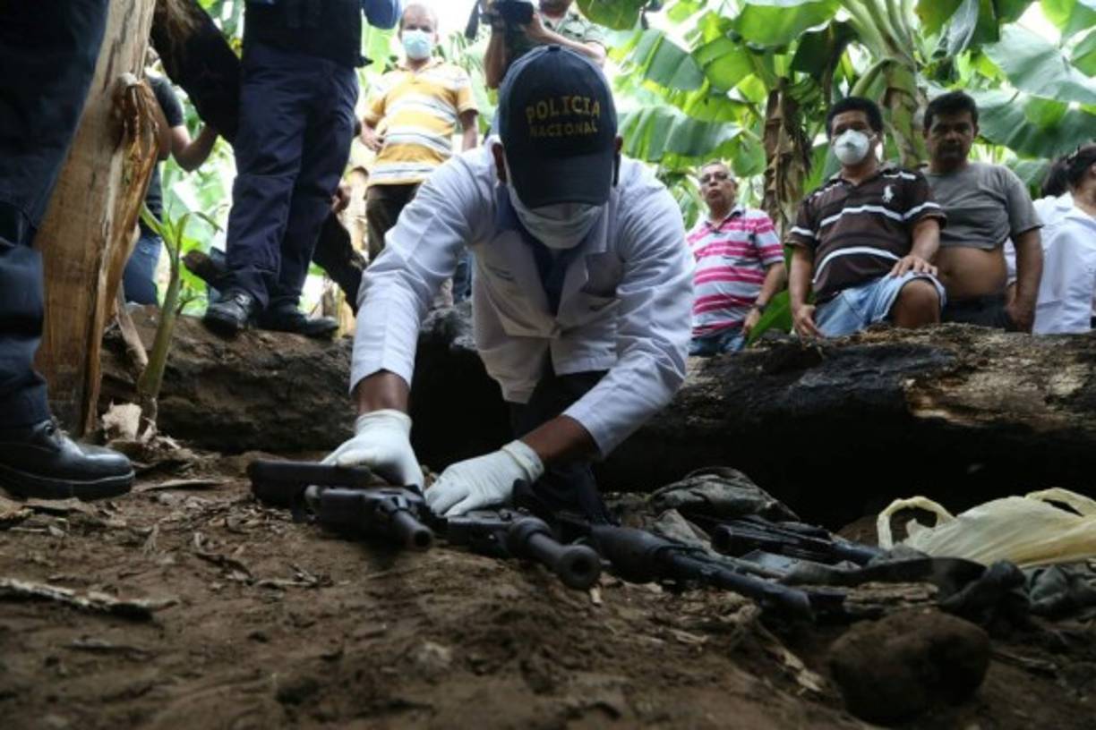 A student fires an AR-15 semi-automatic rifle during a shooting course at Boondocks Firearms Academy in Jackson, Mississippi on September 26, 2020. - From the countryside to the cities, Americans are engaged in a frenzy of gun-buying fueled by the pandemic, protests and politics. (Photo by CHANDAN KHANNA / AFP)