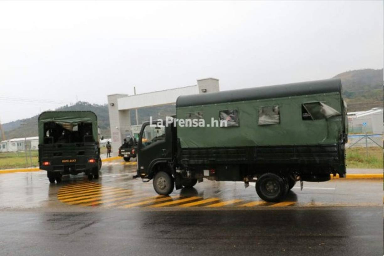 El primer grupo de trasladados llegaron al mediodía al penal de Ilama.