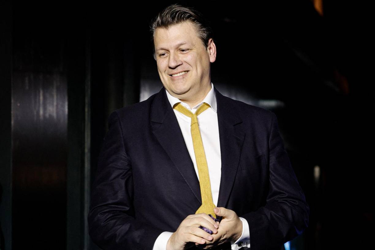 El presidente de la empresa Pierre Cardin, Rodrigo Basilicati-Cardin, saluda a la audiencia después de presentar la colección Otoño-Invierno 2023-2024 de Pierre Cardin Womenswear durante la Semana de la Moda de París, el 5 de marzo de 2023.