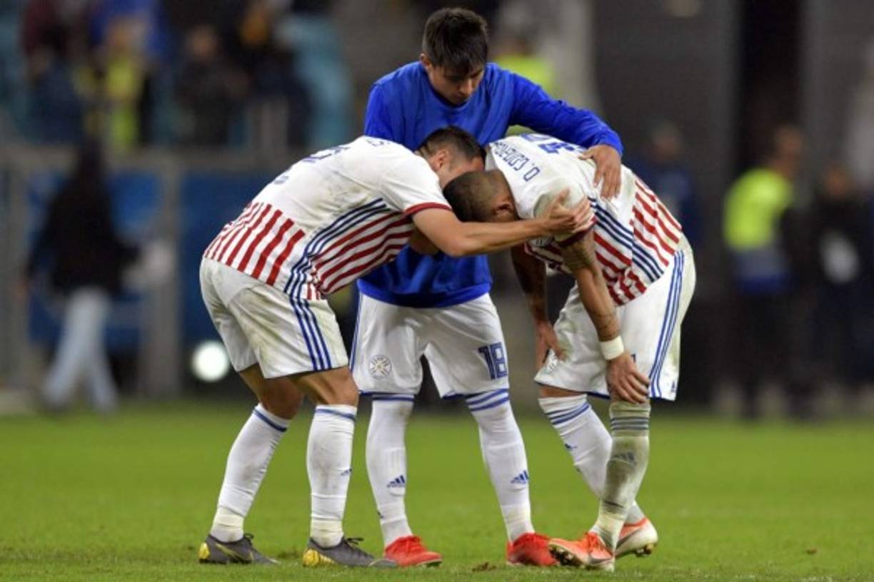 Algunos jugadores paraguayos consolaron a Derlis González, quien rompió a llorar al final del partido. Falló un penal decisivo y Paraguay quedó fuera.