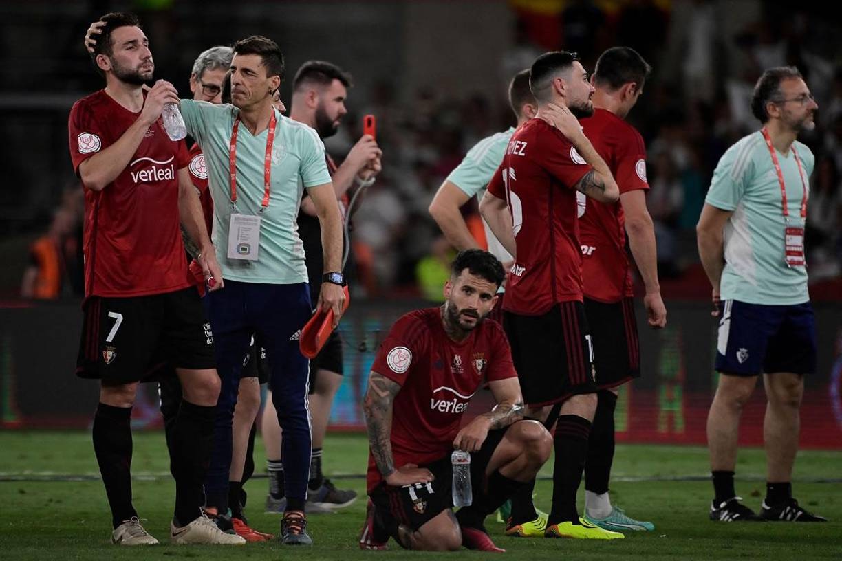 La tristeza de los jugadores del Osasuna tras perder la final de la Copa del Rey.