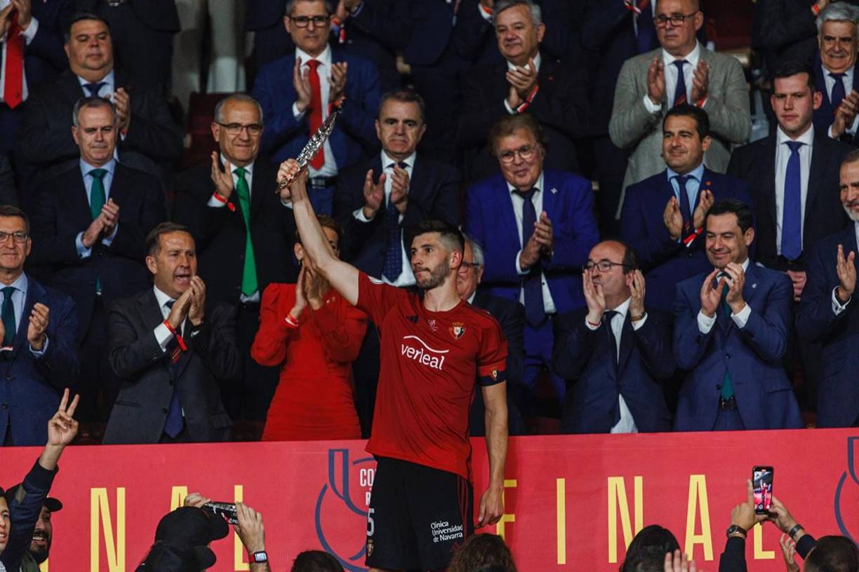 El capitán del Osasuna, David García, pasó a recoger el premio del segundo lugar.