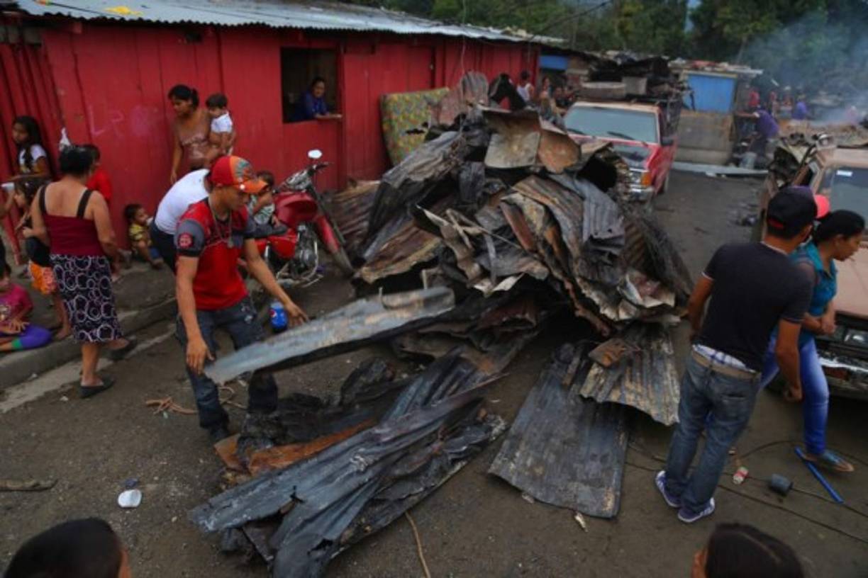 Esta mañana de jueves las familias sacaban los escombros de las casa que se quemaron en Nochebuena.