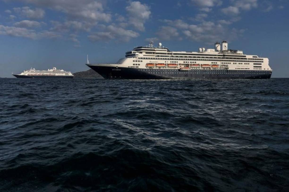Los cruceros estadounidenses 'Zaandam' y 'Rotterdam' se encuentran a la deriva en las aguas del Mar Caribe luego de que cuatro personas murieran a bordo y decenas presentaran síntomas de coronavirus, provocando el rechazo de varios puertos en Sudamérica y Florida que se negaron a permitir su desembarco.
