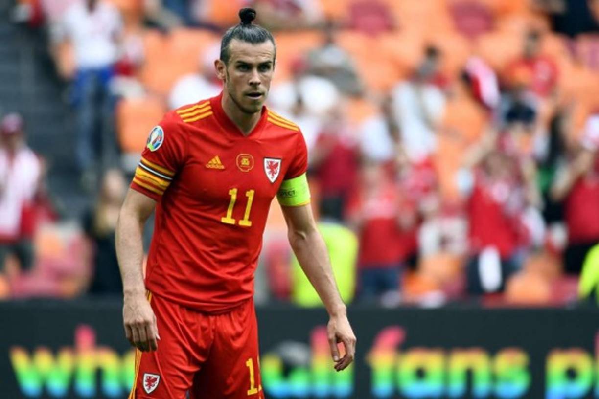 Gareth Bale despeja una de las incógnitas sobre su futuro, pues en las últimas semanas se había mencionado la opción de su retirada. “Quiero seguir jugando. La gente siempre dice cosas estúpidas, pero obviamente me encanta jugar con Gales y lo haré hasta el día que deje de jugar al fútbol. Acabamos de empezar la fase de clasificación para el Mundial y tenemos que aportar la experiencia adquirida en la Eurocopa para hacerlo bien. Podemos jugar bien y tenemos que mantener la confianza. Creo que podemos clasificarnos para el próximo Mundial”.<br/><br/>Foto AFP