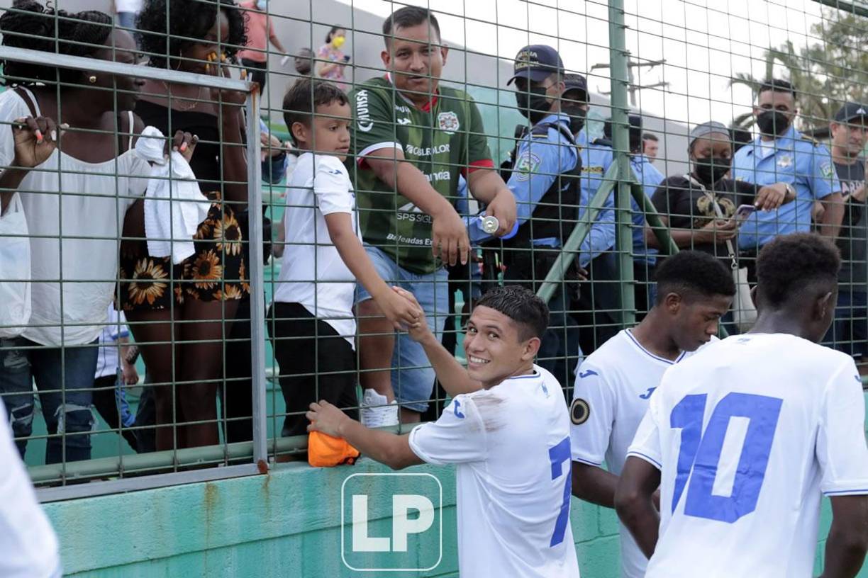 El futbolista hondureño Odin Ramos celebró con su familia al final del partido.