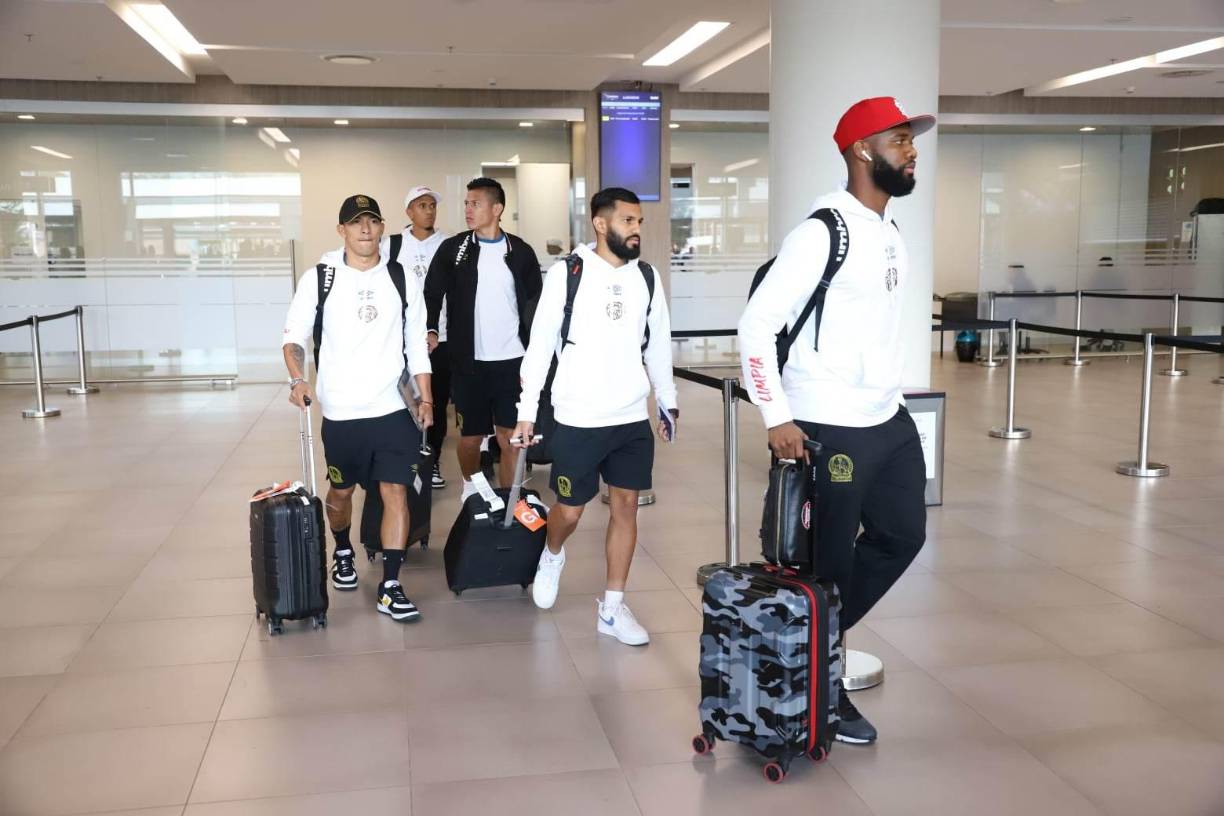 La plantilla del Olimpia aterrizó a las 3 de la tarde hora de Honduras. Esta vez, muy diferente a la forma en que emprendieron su viaje a suelo mexicano el domingo reciente.