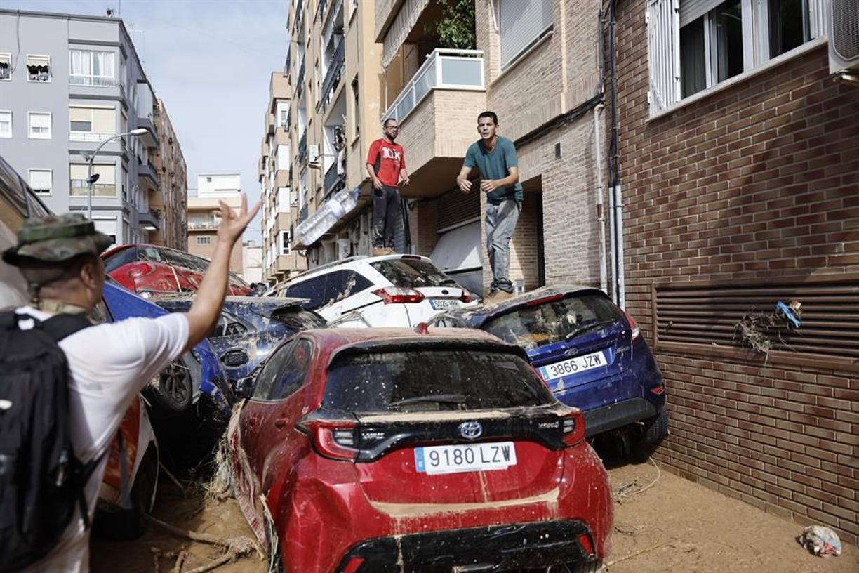 Desde las trombas de lluvia del pasado martes, la Guardia Civil ha realizado 3.400 rescates en las zonas afectadas en la provincia de Valencia y se calcula que unas 300 personas aún están aisladas y un número no determinado en paradero desconocido.