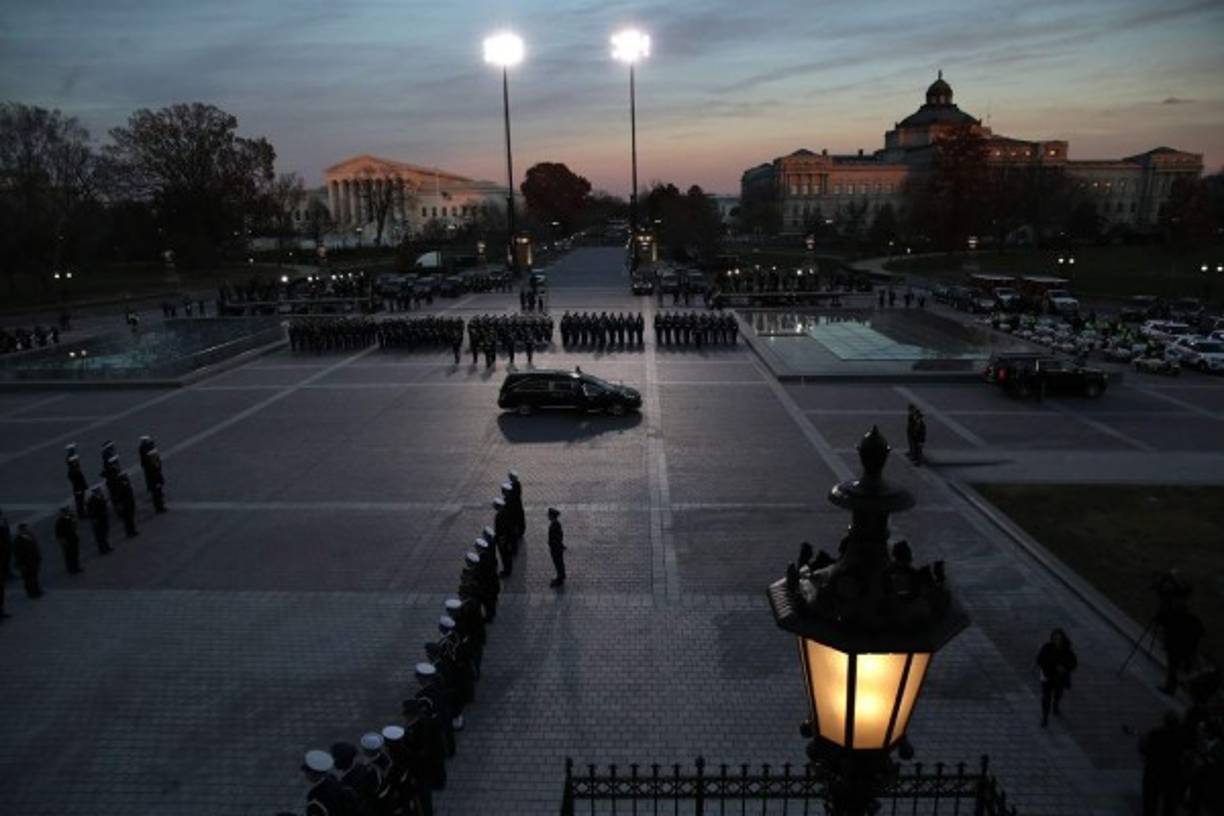 Los restos de George H.W. Bush descansarán junto 'al amor de su vida', como él definía siempre a Barbara Bush, en la Biblioteca Bush situada en la localidad de College Station (Texas), a 160 kilómetros de Houston.