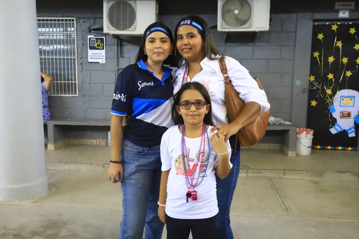 Karen Almendáres, Adriana Aceituno y Karen Alméndáres